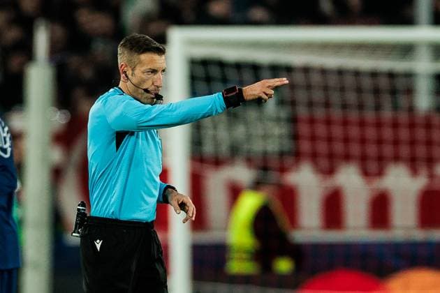 UEFA Champions League VfB Stuttgart FC Paris Saint Germain 29 01 2025 Referee Davide Massa gestures after the VAR goal for FC Paris Saint Germain UEFA Champions League VfB Stuttgart FC Paris Saint Germain Stuttgart, Arena Stuttgart on 29 01 2025 Copyright: xBEAUTIFULxSPORTS Wunderlx