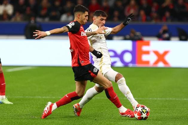 Exequiel Palacios 25 Bayer 04 Leverkusen in a duel, action, with Qazim Laci 28 AC Sparta Prague Bayer 04 Leverkusen vs AC Sparta Prague, Football, UEFA Champions League, Matchday 8, Season 2024 2025, 29 01 2025 Photo kolbert press Ant Palmer BayArena NRW Germany Copyright: xkolbert-press AntxPalmerx