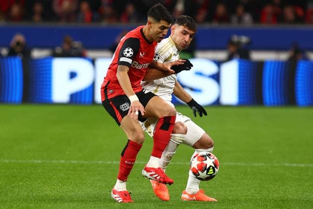 Exequiel Palacios 25 Bayer 04 Leverkusen in a duel, action, with Qazim Laci 28 AC Sparta Prague Bayer 04 Leverkusen vs AC Sparta Prague, Football, UEFA Champions League, Matchday 8, Season 2024 2025, 29 01 2025 Photo kolbert press Ant Palmer BayArena NRW Germany Copyright: xkolbert-press AntxPalmerx