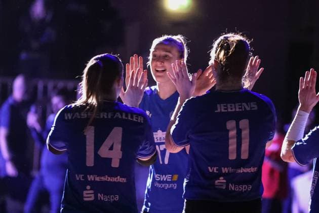 Wiesbaden, Germany January 29, 2025 1 VBL Women 2024 2025 VC Wiesbaden vs Ladies in Black Aachen In the picture Jonna Wasserfaller VC Wiesbaden, 14 , Rachel Gomez VC Wiesbaden, 17 , Celine Jebens VC Wiesbaden, 11 , before the game, Halle am Platz der deutschen Einheit Berlin Copyright: xFotostandx xUlrichxScherbaumx