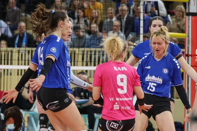 Wiesbaden, Germany January 29, 2025 1 VBL Women 2024 2025 VC Wiesbaden vs Ladies in Black Aachen In the picture Greta Kiss VC Wiesbaden, 19 , Rene Sain VC Wiesbaden, 9 , Cheering, Halle am Platz der deutschen Einheit Berlin Copyright: xFotostandx xUlrichxScherbaumx