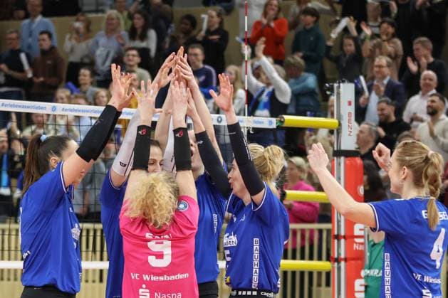Wiesbaden, Germany January 29, 2025 1 VBL Women 2024 2025 VC Wiesbaden vs Ladies in Black Aachen In the picture the players of VC Wiesbaden, cheering, hall at Platz der deutschen Einheit Berlin Copyright: xFotostandx xUlrichxScherbaumx