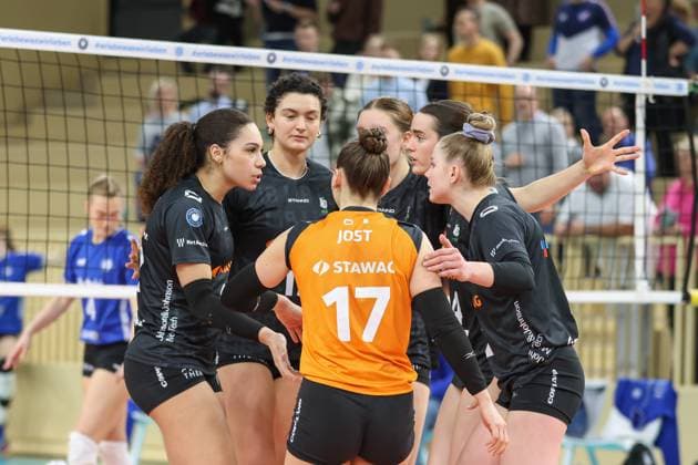 Wiesbaden, Germany January 29, 2025 1 VBL Women 2024 2025 VC Wiesbaden vs Ladies in Black Aachen In the picture the players of Ladies in Black Aachen, forming a team circle, hall at Platz der deutschen Einheit Berlin Copyright: xFotostandx xUlrichxScherbaumx