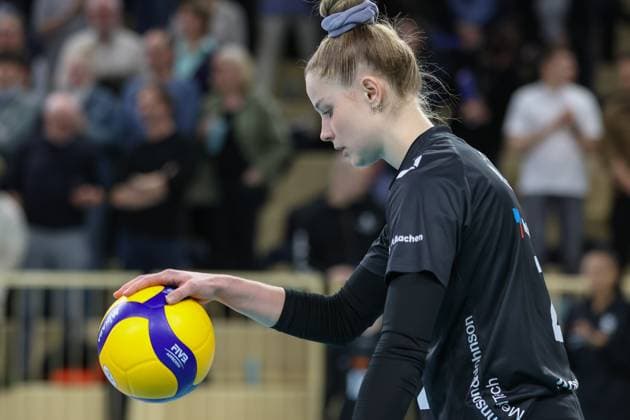 Wiesbaden, Germany January 29, 2025 1 VBL Women 2024 2025 VC Wiesbaden vs Ladies in Black Aachen In the picture Luisa Keller Ladies in Black Aachen, 2 , before the serve, Halle am Platz der deutschen Einheit Berlin Copyright: xFotostandx xUlrichxScherbaumx