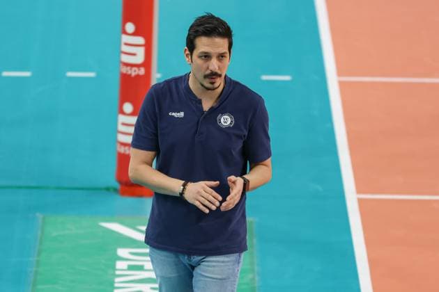 Wiesbaden, Germany January 29, 2025 1 VBL Women 2024 2025 VC Wiesbaden vs Ladies in Black Aachen In the picture coach Tigin Yaglioglu VC Wiesbaden , Halle am Platz der deutschen Einheit Berlin Copyright: xFotostandx xUlrichxScherbaumx