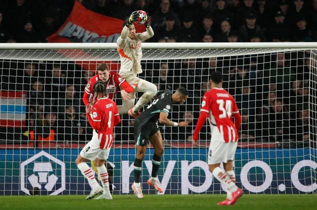 Walter Benitez of PSV Eindhoven claims the ball PSV Eindhoven v Liverpool, UEFA Champions League, Group Stage, Football, Philips Stadion, Eindhoven, Netherlands - 29 Jan 2025 EDITORIAL USE ONLY No use with unauthorised audio, video, data, fixture lists, club league logos or live services. Online in-match use limited to 120 images, no video emulation. No use in betting, games or single club league player publications.  Copyright: xBartxStoutjesdijk Shutterstockx 15122172ab