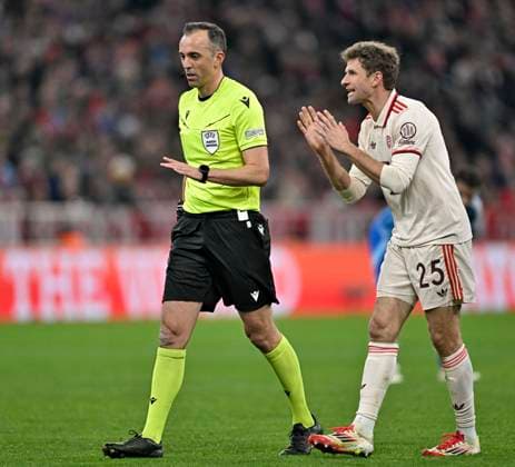 29 01 2025, Football UEFA Championsleague 2024 2025 Matchday 8, FC Bayern Munich Slovan Bratislava, at Allianz Arena Munich Thomas Müller FC Bayern Munich talks to referee Joao Pinheira Portugal DFL and DFB regulations prohibit any use of photographs as image sequences and or quasi video