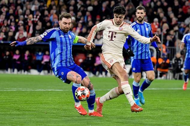 29 01 2025, xemx, Football UEFA Champions League, FC Bayern Muenchen Slovan Bratislava v l Guram Kashia Slovan Bratislava , Aleksandar Pavlovic FC Bayern Muenchen Zweikampf, Aktion, action, battle for the ball DFL DFB REGULATIONS PROHIBIT ANY USE OF PHOTOGRAPHS as IMAGE SEQUENCES and or QUASI VIDEO Muenchen