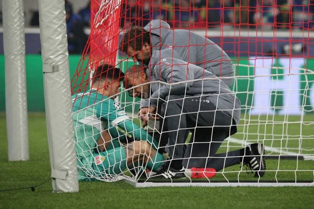 29 01 2025, xmohx, Football UEFA Champions League, VfB Stuttgart Paris St Germain v l Fabian Bredlow VfB Stuttgart injured, injury, pain, aches DFL DFB REGULATIONS PROHIBIT ANY USE OF PHOTOGRAPHS as IMAGE SEQUENCES and or QUASI VIDEO Stuttgart