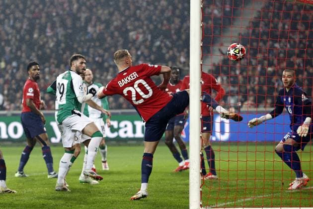LILLE - (l-r) Santiago Gimenez of Feyenoord scores the 1-1, Mitchell Bakker of Lille OSC, Lille OSC goalkeeper Lucas Chevalier during the UEFA Champions League match between Lille OSC and Feyenoord at Stade Pierre Mauroy on Jan. 29, 2025 in Lille, France. ANP MAURICE VAN STEEN UEFA Champions League 2024 25 League Phase MD8 2024 25 xVIxANPxSportx xxANPxIVx 518654883 originalFilename: 518654883.jpg