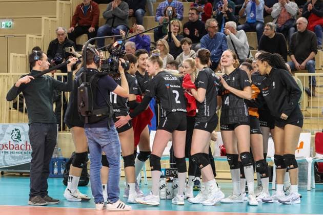 Wiesbaden, Germany January 29, 2025 1 VBL Women 2024 2025 VC Wiesbaden vs Ladies in Black Aachen In the picture the players of Ladies in Black Aachen, discussion during the break, hall at Platz der deutschen Einheit Berlin Copyright: xFotostandx xUlrichxScherbaumx