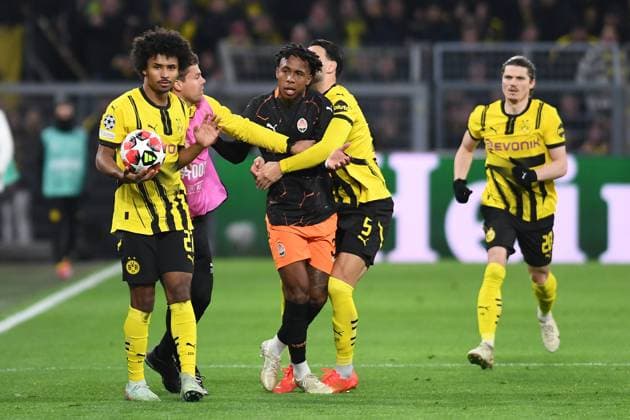 Karim Adeyemi Borussia Dortmund , Kevin FC Shakhtar Donetsk and Ramy Bensebaini Borussia Dortmund gestures, gestures during the UEFA Champions League 2024 25 League Phase 8 match between Borussia Dortmund and FC Shakhtar Donetsk, SIGNAL IDUNA PARK on January 29, 2025 in Dortmund, Germany Photo by Ralf Treese DeFodi Images Karim Adeyemi Borussia Dortmund , Kevin FC Shakhtar Donetsk and Ramy Bensebaini Borussia Dortmund gestures during the UEFA Champions League 2024 25 League Phase MD8 match between Borussia Dortmund and FC Shakhtar Donetsk at Signal Iduna Park on January 29, 2025 in Dortmund, Germany Photo by Ralf Treese DeFodi Images Defodi 521 BVBDON20250129 021 Defodi-521