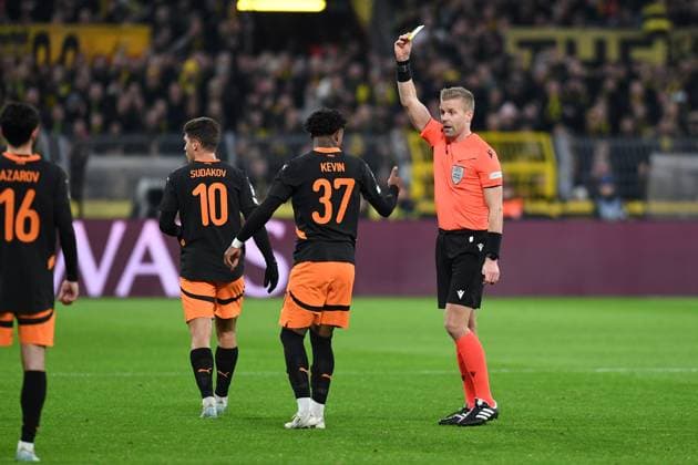 Referee Glenn Nyberg shows the yellow card to Kevin FC Shakhtar Donetsk during the UEFA Champions League 2024 25 League Phase MD8 match between Borussia Dortmund and FC Shakhtar Donetsk, SIGNAL IDUNA PARK on January 29, 2025 in Dortmund, Germany, Germany Photo by Ralf Treese DeFodi Images Referee Glenn Nyberg shows the yellow card to Kevin FC Shakhtar Donetsk during the UEFA Champions League 2024 25 League Phase MD8 match between Borussia Dortmund and FC Shakhtar Donetsk at Signal Iduna Park on January 29, 2025 in Dortmund, Germany Photo by Ralf Treese DeFodi Images Defodi 521 BVBDON20250129 022 Defodi-521
