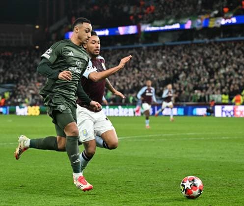Birmingham, England, 29th January 2025. Aston Villa s Boubacar Kamara and Celtic s Adam Idah during the UEFA Champions League match at Villa Park, Birmingham. Picture credit should read: Cody Froggatt Sportimage EDITORIAL USE ONLY. No use with unauthorised audio, video, data, fixture lists, club league logos or live services. Online in-match use limited to 120 images, no video emulation. No use in betting, games or single club league player publications. SPI_042_CF_Aston_Villa_Celtic SPI-3641-0042