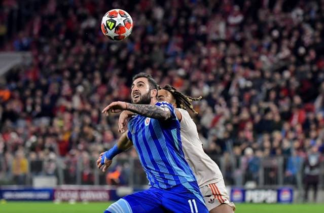 29 01 2025, xemx, Football UEFA Champions League, FC Bayern Muenchen Slovan Bratislava v l Sach Boey FC Bayern Muenchen , Tigran Barseghyan Slovan Bratislava Zweikampf, Aktion, action, battle for the ball DFL DFB REGULATIONS PROHIBIT ANY USE OF PHOTOGRAPHS as IMAGE SEQUENCES and or QUASI VIDEO Muenchen