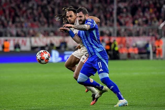 29 01 2025, xemx, Football UEFA Champions League, FC Bayern Muenchen Slovan Bratislava v l Sach Boey FC Bayern Muenchen , Tigran Barseghyan Slovan Bratislava Zweikampf, Aktion, action, battle for the ball DFL DFB REGULATIONS PROHIBIT ANY USE OF PHOTOGRAPHS as IMAGE SEQUENCES and or QUASI VIDEO Muenchen