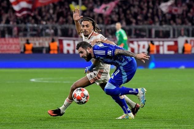 29 01 2025, xemx, Football UEFA Champions League, FC Bayern Muenchen Slovan Bratislava v l Sach Boey FC Bayern Muenchen , Tigran Barseghyan Slovan Bratislava Zweikampf, Aktion, action, battle for the ball DFL DFB REGULATIONS PROHIBIT ANY USE OF PHOTOGRAPHS as IMAGE SEQUENCES and or QUASI VIDEO Muenchen