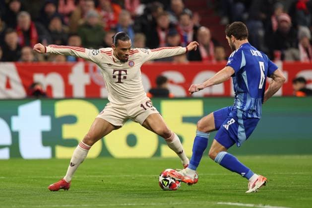 in duel, action, with Leroy Sane 10 FC Bayern Muenchen , Kevin Wimmer 6 SK Slovan Bratislava , FC Bayern Muenchen vs SK Slovan Bratislava, Soccer, Champions League, Matchday 8, 29 01 2025 Muenchen Bayern Germany Copyright: xkolbert-press ChristianxKolbertx