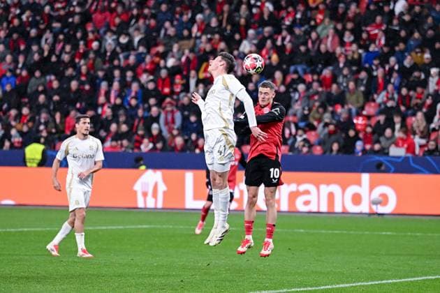 29 01 2025, Football, Champions League, Matchday 8, Season 2024 2025, Bayer 04 Leverkusen Sparta Prague, Jaroslav Zeleny Sparta Prague , Florian Wirtz Bayer Leverkusen xRHR PHOTO TKx Copyright: RHR-FOTOx RHR-FOTO TK