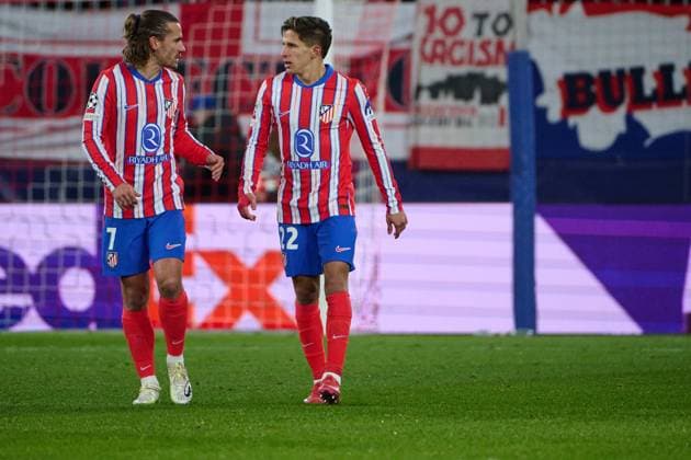 Salzburg, Austria January 29, 2025 Champions League 2024 2025 RB Salzburg vs Atletico de Madrid In the picture re scorer Guiliano Simeone Madrid after his goal to 0 1 with Antoine Griezmann Madrid and Red Bull Arena Copyright: xFotostandx xWassmuthx