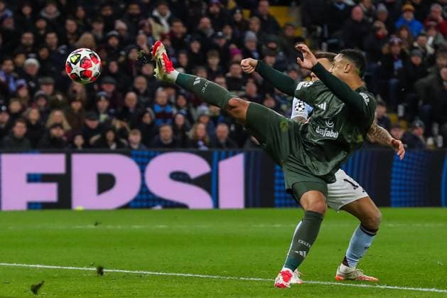 UEFA Champions League Matchday 8 of 8 Aston Villa v Celtic Adam Idah of Celtic scores to make it 2-1 during the UEFA Champions League Matchday 8 of 8 Aston Villa vs Celtic at Villa Park, Birmingham, United Kingdom, 29th January 2025 (Photo by Gareth Evans News Images) Copyright: xGarethxEvans NewsxImagesx