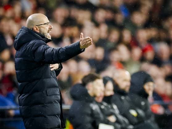 EINDHOVEN - PSV Eindhoven coach Peter Bosz during the UEFA Champions League match between PSV Eindhoven and Liverpool FC at Phillips Stadium on Jan. 29, 2025 in Eindhoven, Netherlands. ANP ROBIN VAN LONKHUIJSEN UEFA Champions League 2024 25 League Phase MD8 2024 25 xVIxANPxSportx xxANPxIVx 518655062 originalFilename: 518655062.jpg