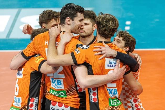 29 01 2025, Berlin, Volleyball CEV Champions League, Men, Matchday 6, BR Volleys vs PGE Project Warsaw, Max Schmeling Halle Berlin Volleys players cheer BR Volleys PGE Project Warsaw