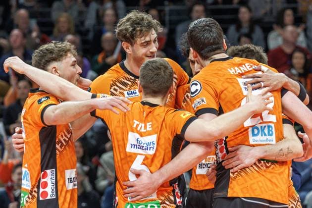 29 01 2025, Berlin, Volleyball CEV Champions League, Men, Matchday 6, BR Volleys vs PGE Project Warsaw, Max Schmeling Halle Berlin Volleys players cheer BR Volleys PGE Project Warsaw