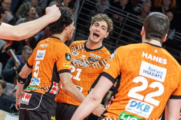 29 01 2025, Berlin, Volleyball CEV Champions League, Men, Matchday 6, BR Volleys vs PGE Project Warsaw, Max Schmeling Halle Berlins Tobias Krick and teammates of Berlin Volleys cheer BR Volleys PGE Project Warsaw