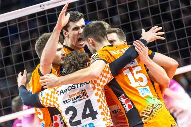 29 01 2025, Berlin, Volleyball CEV Champions League, Men, Matchday 6, BR Volleys vs PGE Project Warsaw, Max Schmeling Halle Berlin Volleys players cheer BR Volleys PGE Project Warsaw