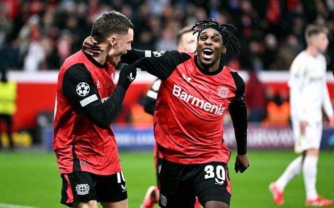 Fussball, Champions League, Deutschland, Herren, Saison 2024 2025, 8. Spieltag, BayArena Leverkusen: Bayer Leverkusen - Sparta Prag; Jubel Florian Wirtz (LEV) nach seinem Tor zum 1:0, zusammen mit Jeremie Frimpong (LEV). Jubel, Freude, Aktion.