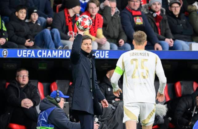 Coach Xabier Xabi ALONSO LEV , r Asger SOERENSEN Sörensen Prague , Football Champions League, Matchday 8, Bayer 04 Leverkusen LEV Sparta Prague, on 29 01 2025 in Leverkusen Germany UEFA regulations prohibit any use of photographs as image sequences and or quasi video Â