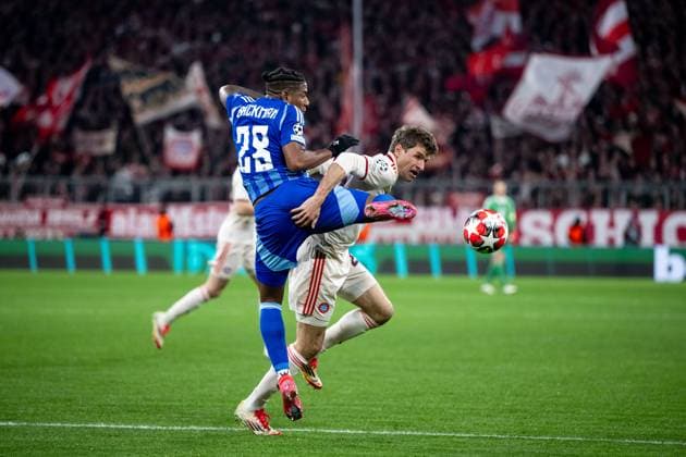 Thomas Mueller FC Bayern Muenchen, 25 in duel with Cesar Blackman SK Slovan Bratislava, 28 , GER, FC Bayern Muenchen vs SK Slovan Bratislava, Football, UEFA Champions League, Matchday 8, Season 2024 2025, 29 01 2025 GER, FC Bayern Muenchen vs SK Slovan Bratislava, Football, UEFA Champions League, Matchday 8, Season 2024 2025, 29 01 2025 Muenchen Copyright: xEibner-Pressefoto Memmlerx EP_MMR