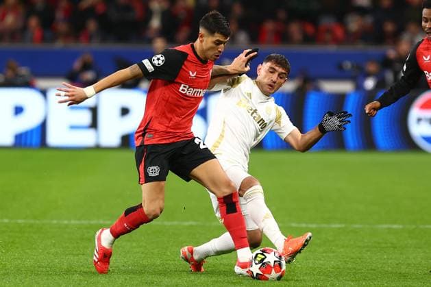 Exequiel Palacios 25 Bayer 04 Leverkusen in a duel, action, with Qazim Laci 28 AC Sparta Prague Bayer 04 Leverkusen vs AC Sparta Prague, Football, UEFA Champions League, Matchday 8, Season 2024 2025, 29 01 2025 Photo kolbert press Ant Palmer BayArena NRW Germany Copyright: xkolbert-press AntxPalmerx