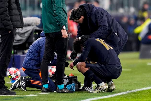 Juventus& x2019; Kenan Yildiz receives medical care during the Uefa Champions League soccer match between Juventus Fc and Benfica at the Juventus stadium in Turin, round 8 8 - north west Italy - January 29, 2025. - Soccer .  Copyright: xFabioxFerrari LaPressex