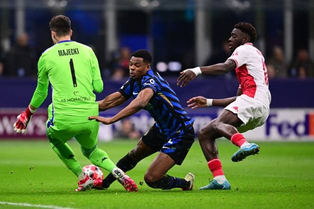 FC Internazionale Milano v AS Monaco - UEFA Champions League 2024 25 League Phase MD8 Denzel Dumfries of Inter Milan, Radoslaw Majecki of AS Monaco, and Christian Mawissa of AS Monaco battle for the ball during the UEFA Champions League 2024 25 League Phase MD8 match between Inter Milan and AS Monaco at San Siro Stadium in Milan, Italy, on January 29, 2025. Milan Lombardy Italy  Copyright: xAndreaxDiodatox originalFilename:diodato-intermil250129_npljH.jpg