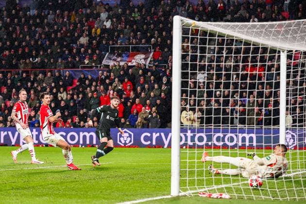 EINDHOVEN, 29-01-2025, Philips Stadium, UEFA Champions League season 2024 25, match between PSV and Liverpool, Liverpool FC player Harvey Elliott scores the 1-2 PSV - Liverpool  x27613526x Copyright:
