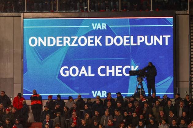 EINDHOVEN, 29-01-2025, Philips Stadium, UEFA Champions League season 2024 25, match between PSV and Liverpool, VAR check by 1-2 PSV - Liverpool  x27613527x Copyright: