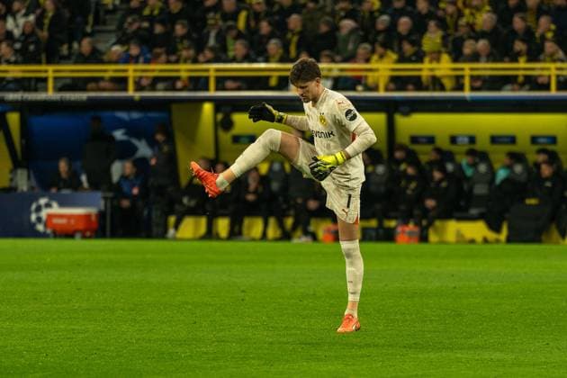 Gregor Kobel Borussia Dortmund 09, 01 haelt sich warm, GER BVB Borussia Dortmund 09 vs Shakhtar Donetsk, Football, Champions League, Matchday 8, Season 2024 2025, 29 01 2025 GER BVB Borussia Dortmund 09 vs Shakhtar Donetsk, Football, Champions League, Matchday 8, Season 2024 2025, 29 01 2025 Dortmund Copyright: xEibner-Pressefoto FabianxFriesex EP_FFE