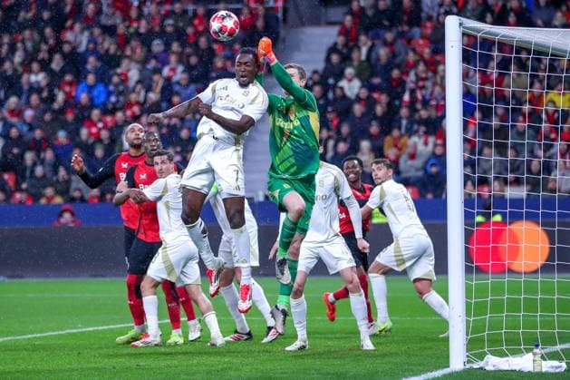 29 01 2025, Football, Bayer 04 Leverkusen AC Sparta Prague, UEFA Champions League, Matchday 8, BayArena, Season 2024 2025 Goalkeeper Peter Vindahl Sparta Prague 1 and Victor Olatunji Sparta Prague 7 defend the goal at a corner kick North Rhine-Westphalia Germany