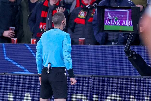 29 01 2025, Football, Bayer 04 Leverkusen AC Sparta Prague, UEFA Champions League, Matchday 8, BayArena, 2024 2025 season Referee Georgi Kabakov checks the video assistant VAR North Rhine-Westphalia Germany
