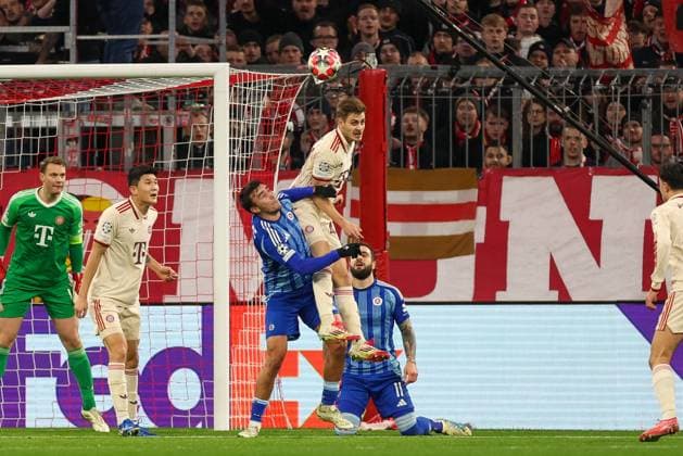 in duel, action, with David Strelec 13 SK Slovan Bratislava , Josip Stanisic 44 FC Bayern Muenchen , FC Bayern Muenchen vs SK Slovan Bratislava, Soccer, Champions League, Matchday 8, 29 01 2025 Muenchen Bayern Germany Copyright: xkolbert-press ChristianxKolbertx