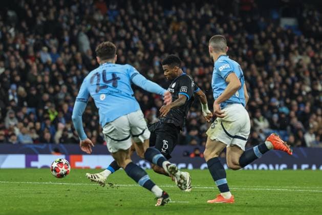UEFA Champions League Matchday 8 of 8 Manchester City v Club Brugge Raphael Onyedika of Club Brugge scores to make it 0-1 during the UEFA Champions League Matchday 8 of 8 Manchester City vs Club Brugge at Etihad Stadium, Manchester, United Kingdom, 29th January 2025 (Photo by Mark Cosgrove News Images) Manchester Etihad Stadium Manchester United, ManU Kingdom Copyright: xMarkxCosgrove NewsxImagesx