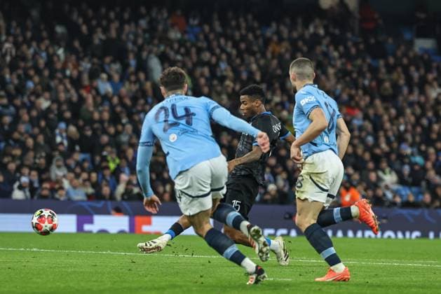 UEFA Champions League Matchday 8 of 8 Manchester City v Club Brugge Raphael Onyedika of Club Brugge scores to make it 0-1 during the UEFA Champions League Matchday 8 of 8 Manchester City vs Club Brugge at Etihad Stadium, Manchester, United Kingdom, 29th January 2025 (Photo by Mark Cosgrove News Images) Manchester Etihad Stadium Manchester United, ManU Kingdom Copyright: xMarkxCosgrove NewsxImagesx