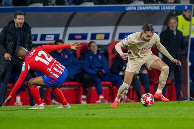 SOCCER - UEFA CL, RBS vs Atletico SALZBURG,AUSTRIA,29.JAN.25 - SOCCER - UEFA Champions League, Red Bull Salzburg vs Atletico Madrid. Image shows Samuel Lino (Atletico) and Amar Dedic (RBS).  GEPAxpictures xWolfgangxKofler