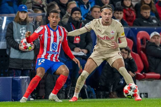 SOCCER - UEFA CL, RBS vs Atletico SALZBURG,AUSTRIA,29.JAN.25 - SOCCER - UEFA Champions League, Red Bull Salzburg vs Atletico Madrid. Image shows Samuel Lino (Atletico) and Amar Dedic (RBS).  GEPAxpictures xWolfgangxKofler