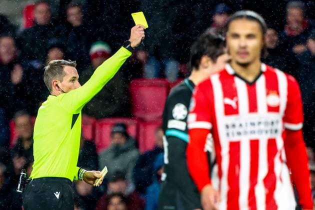 EINDHOVEN, 29-01-2025, Philips Stadium, UEFA Champions League season 2024 25, match between PSV and Liverpool, Referee Tobias Stieler shows yellow card PSV - Liverpool  x27613666x Copyright: