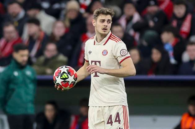 Josip Stanisic (FC Bayern Muenchen) kontrolliert den Ball, UEFA Champions League 2024 25 League Phase MD8, FC Bayern München v SK Slovan Bratislava, Allianz Arena am 29. January 2025 in München, Deutschland. (Foto von Marco Steinbrenner DeFodi Images) Josip Stanisic (FC Bayern Muenchen) controls the ball, UEFA Champions League 2024 25 League Phase MD8, FC Bayern München v SK Slovan Bratislava, Allianz Arena, January 29, 2025 in Munich, Germany. (Photo by Marco Steinbrenner DeFodi Images) Defodi-700_muenchen_bratis_20250129_042 Defodi-700