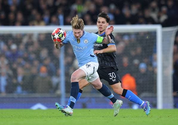 Kevin De Bruyne of Manchester City competes for the ball with Ardon Jashari of Club Brugge Manchester City v Club Brugge, UEFA Champions League, Group Stage, Football, Etihad Stadium, Manchester, UK - 29 Jan 2025 EDITORIAL USE ONLY No use with unauthorised audio, video, data, fixture lists, club league logos or live services. Online in-match use limited to 120 images, no video emulation. No use in betting, games or single club league player publications. Copyright: xShutterstockx 15123154af