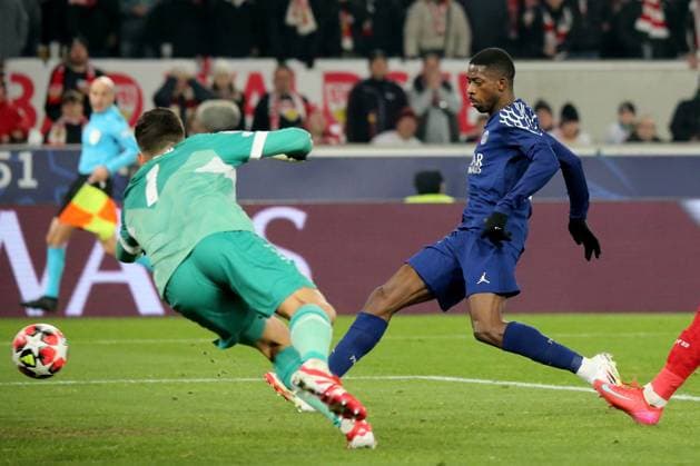 29 01 2025, xmohx, Fussball UEFA Champions League, VfB Stuttgart Paris St Germain v l Ousame Dembele PSG Paris St Germain Torschuetze, erzielt das Tor, Treffer, scores the goal 0 2 Fabian Bredlow VfB Stuttgart DFL DFB REGULATIONS PROHIBIT ANY USE OF PHOTOGRAPHS as IMAGE SEQUENCES and or QUASI VIDEO Stuttgart